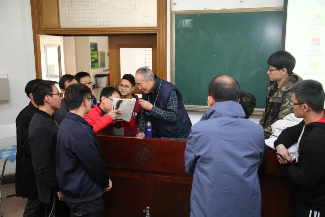 课后学生们与钟院士讨论。大连理工大学供图