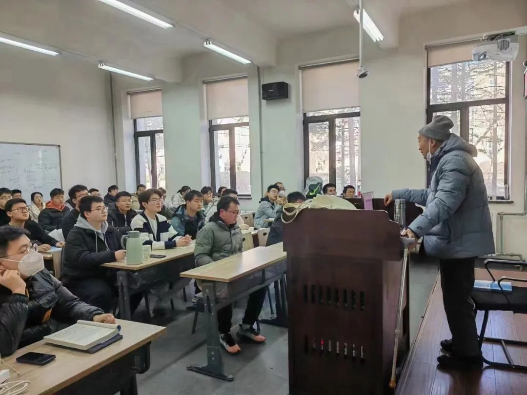 钟万勰：89岁院士坚持站着授课，师者风范感动青年学子